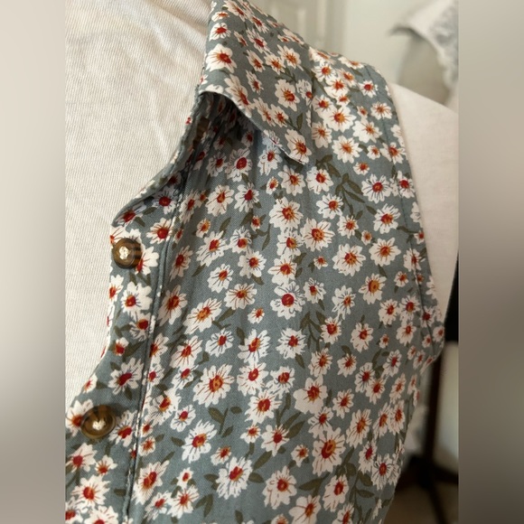 Sky & Sparrow | Ditsy Floral Sage Tie Front Top - Picture 4 of 8